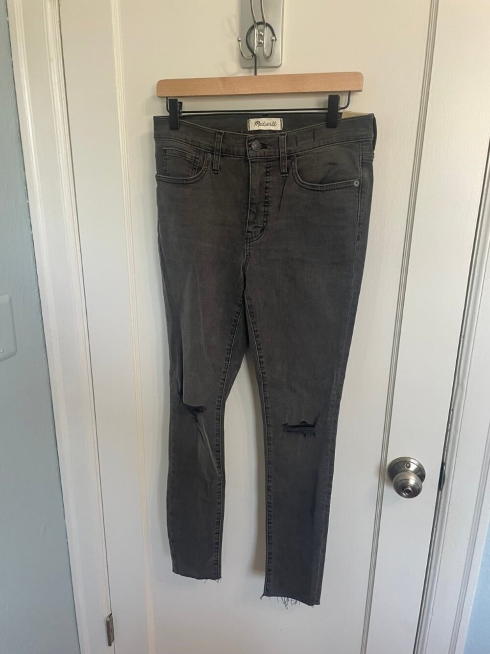 Madewell NWT 9" Mid-Rise Skinny Jeans Black Ripped Knee Raw Hem Size 28
